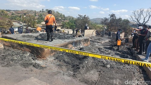 Garis polisi dipasang di lokasi kebakaran Kampung Adat Sade, Lombok Tengah, Minggu (23/8/2026).