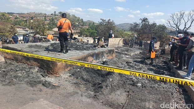 Garis polisi dipasang di lokasi kebakaran Kampung Adat Sade, Lombok Tengah, Minggu (23/8/2026).