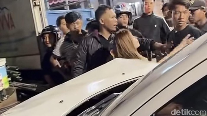 Kecelakaan di kawasan Jalan Gubernur Suryo hingga satu orang meninggal dunia.