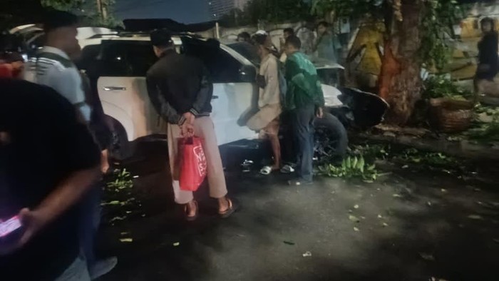 Penampakan Pajero yang menabrak pohon di depan Stasiun Poncol Semarang, Minggu (23/8/2026) dini hari tadi.