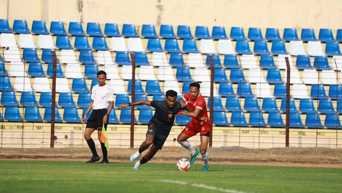 Laga uji coba Madura United vs Java United