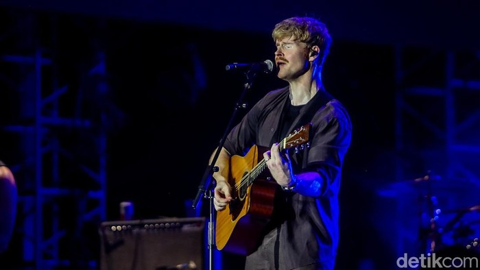 Penyanyi Kodaline Steve Garrigan saat tampil di LaLaLa Fest 2026 di Gambir Expo, Kemayoran, Jakarta, Sabtu (22/8/2026). Penampilan Steve Garrigan dan kawan-kawan menjadi salah satu yang paling dinantikan karena berlangsung di tengah rangkaian tur perpisahan Kodaline.