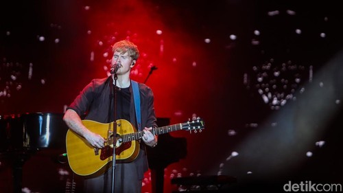 Penyanyi Kodaline Steve Garrigan saat tampil di LaLaLa Fest 2026 di Gambir Expo, Kemayoran, Jakarta, Sabtu (22/8/2026). Penampilan Steve Garrigan dan kawan-kawan menjadi salah satu yang paling dinantikan karena berlangsung di tengah rangkaian tur perpisahan Kodaline.
