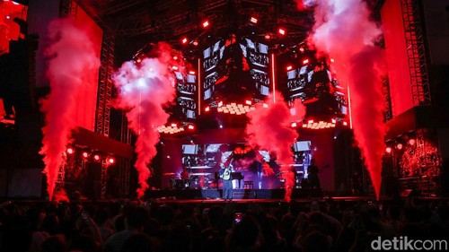 Penyanyi Kodaline Steve Garrigan saat tampil di LaLaLa Fest 2026 di Gambir Expo, Kemayoran, Jakarta, Sabtu (22/8/2026). Penampilan Steve Garrigan dan kawan-kawan menjadi salah satu yang paling dinantikan karena berlangsung di tengah rangkaian tur perpisahan Kodaline.