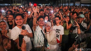 Momen emosional lainnya terjadi ketika seorang penonton memanfaatkan penampilan Kodaline untuk melamar kekasihnya. Lamaran tersebut terjadi saat lagu The One dimainkan.Aksi tersebut sontak menarik perhatian Steve Garrigan. Sang vokalis kemudian menyapa pasangan tersebut dan turut mengucapkan selamat atas momen spesial yang mereka lakukan di tengah konser.
