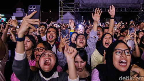 Penyanyi Kodaline Steve Garrigan saat tampil di LaLaLa Fest 2026 di Gambir Expo, Kemayoran, Jakarta, Sabtu (22/8/2026). Penampilan Steve Garrigan dan kawan-kawan menjadi salah satu yang paling dinantikan karena berlangsung di tengah rangkaian tur perpisahan Kodaline.