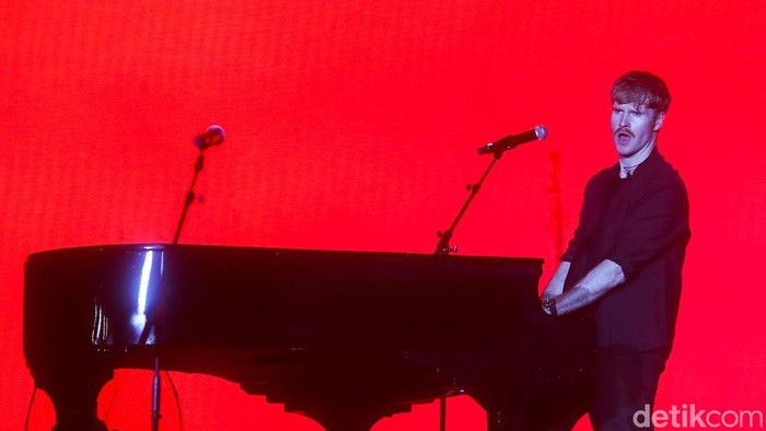 Penyanyi Kodaline Steve Garrigan saat tampil di LaLaLa Fest 2026 di Gambir Expo, Kemayoran, Jakarta, Sabtu (22/8/2026). Penampilan Steve Garrigan dan kawan-kawan menjadi salah satu yang paling dinantikan karena berlangsung di tengah rangkaian tur perpisahan Kodaline.