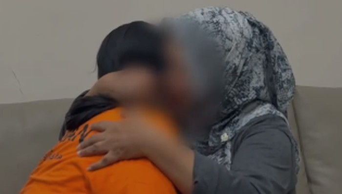 Mahasiswi melahirkan sendiri di kos menangis saat bertemu ibu
