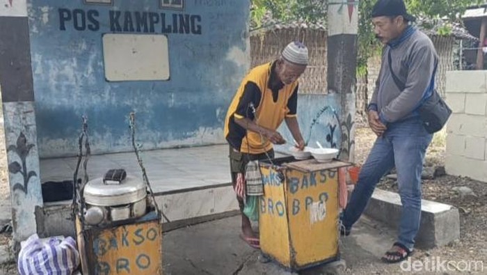 Mbah Kasio berjualan bakso di depan pos kamling Desa Ngepung, Kecamatan Lengkong, Kabupaten Nganjuk