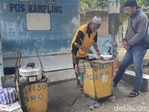 Usia 75 Tahun Tak Halangi Mbah Kasio Jualan Bakso Keliling