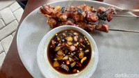 Yang membuat sate ini berbeda adalah penggunaan tusukan berbahan stainless steel. Cara tersebut menjadi ciri khas sate klatak dan membuat potongan daging matang secara merata.