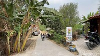 Warung ini mengusung suasana pedesaan yang cukup kental. Pengunjung bisa menikmati sate sambil duduk santai di bangunan pendopo berbahan utama kayu dengan suasana terbuka.