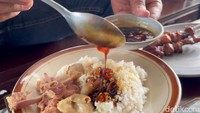 Menariknya, harga yang ditawarkan relatif terjangkau. Satu porsi sate klatak dibanderol sekitar Rp 20 ribu.