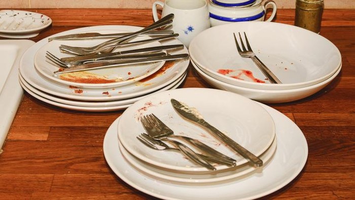 Menumpuk piring di restoran
