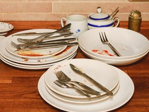 Niat Bantu Pelayan, Ternyata Tumpuk Piring di Restoran Bisa Bikin Repot