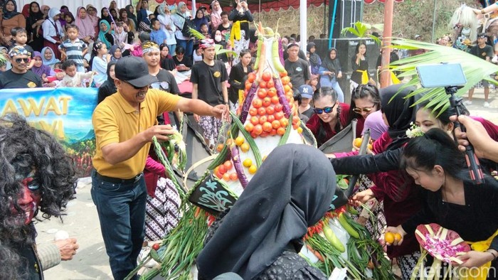Meriahnya Ruwat Rawat Menoreh di Magelang, Minggu (23/8/2026).