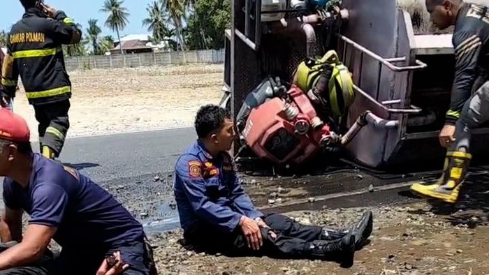Mobil Damkar Terguling di Polman Sulawesi