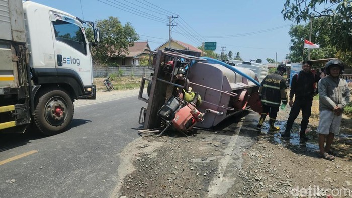Mobil Dinas Pemadam Kebakaran Polewali Mandar terguling saat menuju lokasi kebakaran.