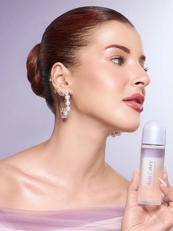 MOP Anti Cakey Grip & Glow Caviar Priming Mist.