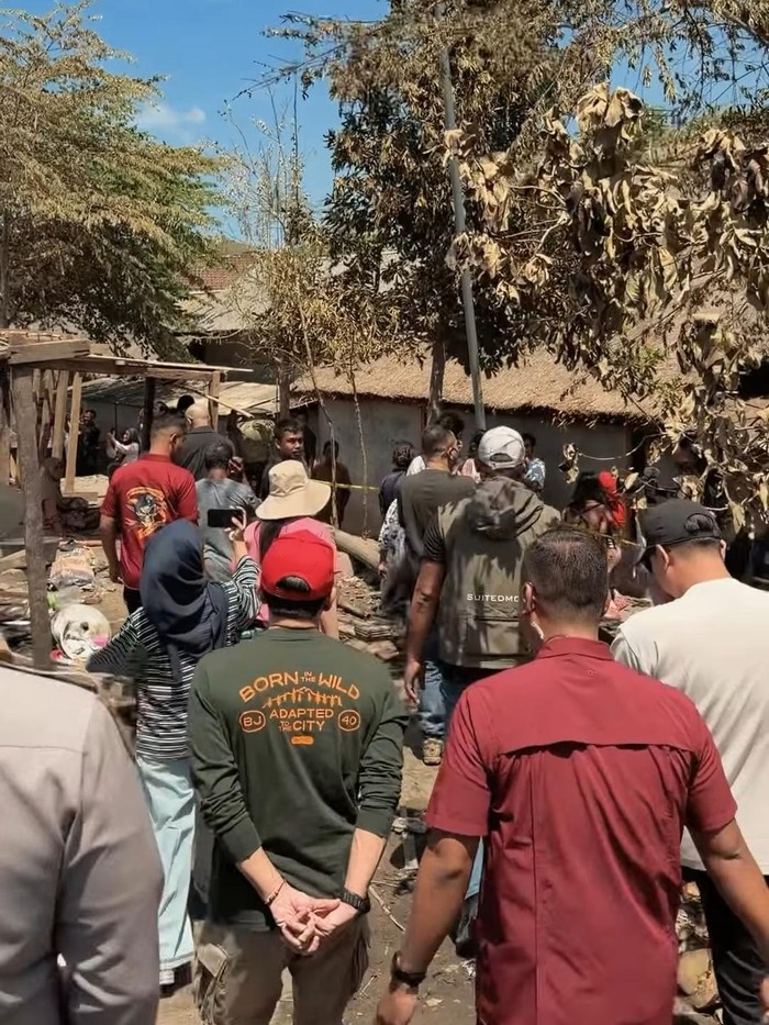 Nagita Slavina, Raffi Ahmad, dan The Dudas Minus One datang ke lokasi kebakaran Kampung WIsata Sade.
