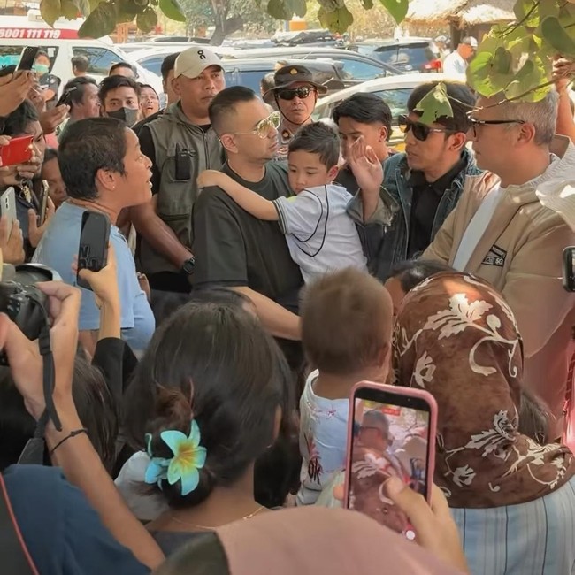 Lagi Ada di Lombok, Nagita dan Raffi Ahmad Kasih Bantuan ke Kampung Adat Sade