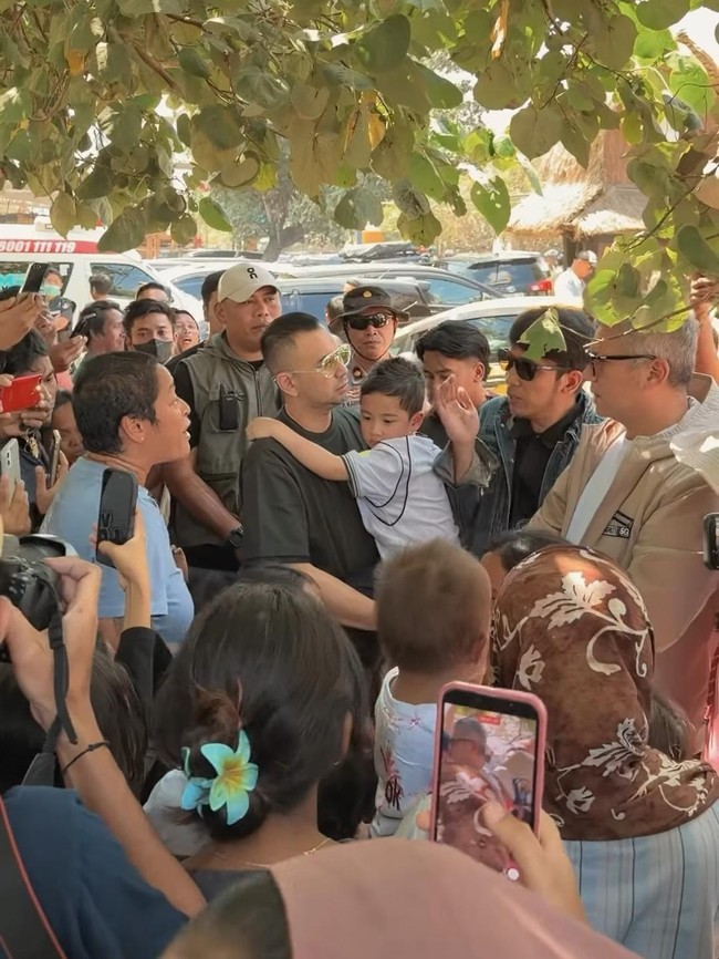 Lagi Ada di Lombok, Nagita dan Raffi Ahmad Kasih Bantuan ke Kampung Adat Sade