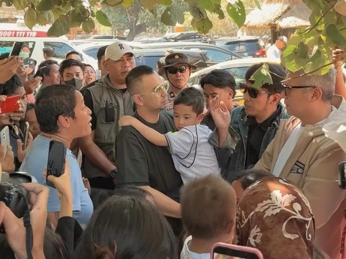 Nagita Slavina, Raffi Ahmad, dan The Dudas Minus One datang ke lokasi kebakaran Kampung WIsata Sade.