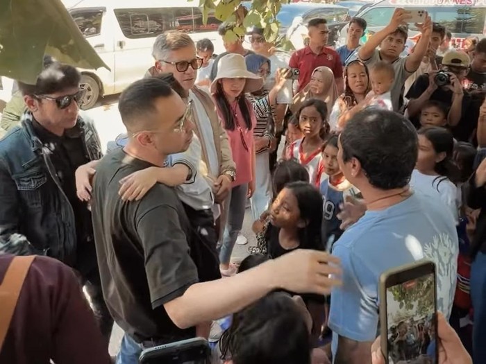 Nagita Slavina, Raffi Ahmad, dan The Dudas Minus One datang ke lokasi kebakaran Kampung WIsata Sade.