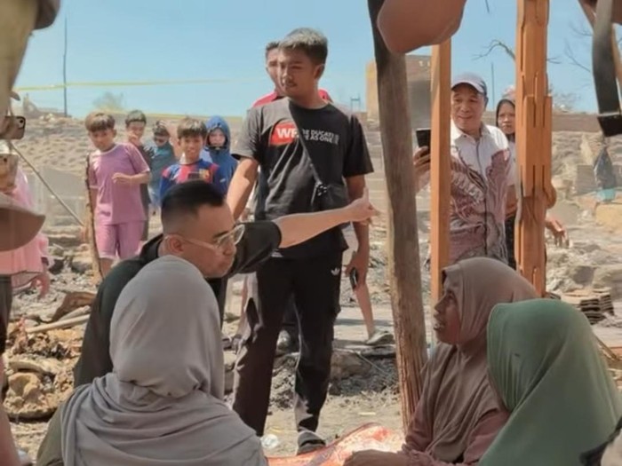 Nagita Slavina, Raffi Ahmad, dan The Dudas Minus One datang ke lokasi kebakaran Kampung WIsata Sade.