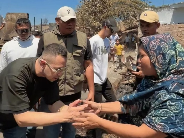 Nagita Slavina, Raffi Ahmad, dan The Dudas Minus One datang ke lokasi kebakaran Kampung WIsata Sade.