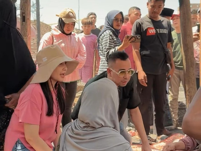 Nagita Slavina, Raffi Ahmad, dan The Dudas Minus One datang ke lokasi kebakaran Kampung WIsata Sade.