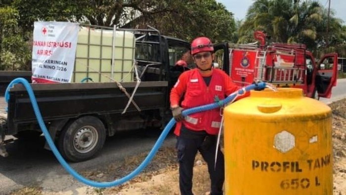 Palang Merah Indonesia (PMI) Kabupaten Kotawaringin Barat bergerak menyalurkan bantuan air bersih.