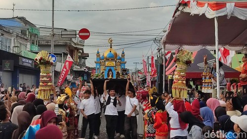 Parade peringatan Maulid Nabi Muhammad SAW 1448 Hijriah di Kampung Jawa, Dusun Wanasari, Dauh Puri Kaja, Denpasar, Bali, Minggu (23/8/2026). (Foto: Ahmad Firizqi Irwan/detikBali)