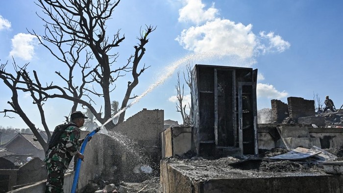 Warga mengais puing sisa barang-barang mereka yang terbakar di Desa Adat Sade, Rembitan, Kecamatan Pujut, Praya, Lombok Tengah, NTB, Minggu (23/8/2026). Kebakaran yang terjadi sekitar pukul 20.00 Wita Minggu (22/8) menghanguskan 120 bangunan di Desa Adat Sade yang sebagian besar menggunakan material kayu, bambu, bedek serta beratap ilalang dan tidak ada korban jiwa dalam peristiwa tersebut. ANTARA FOTO/Ahmad Subaidi/wsj.