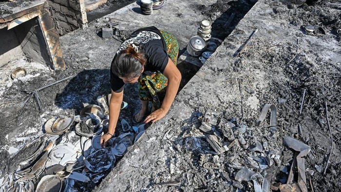 Warga mengais puing sisa barang-barang mereka yang terbakar di Desa Adat Sade, Rembitan, Kecamatan Pujut, Praya, Lombok Tengah, NTB, Minggu (23/8/2026). Kebakaran yang terjadi sekitar pukul 20.00 Wita Minggu (22/8) menghanguskan 120 bangunan di Desa Adat Sade yang sebagian besar menggunakan material kayu, bambu, bedek serta beratap ilalang dan tidak ada korban jiwa dalam peristiwa tersebut. ANTARA FOTO/Ahmad Subaidi/wsj.