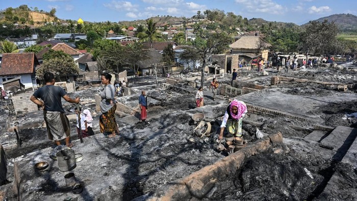 Warga mengais puing sisa barang-barang mereka yang terbakar di Desa Adat Sade, Rembitan, Kecamatan Pujut, Praya, Lombok Tengah, NTB, Minggu (23/8/2026). Kebakaran yang terjadi sekitar pukul 20.00 Wita Minggu (22/8) menghanguskan 120 bangunan di Desa Adat Sade yang sebagian besar menggunakan material kayu, bambu, bedek serta beratap ilalang dan tidak ada korban jiwa dalam peristiwa tersebut. ANTARA FOTO/Ahmad Subaidi/wsj.