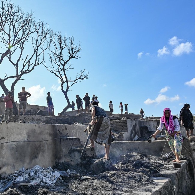 Pascakebakaran, Desa Adat Sade Lombok Dipenuhi Puing Bangunan