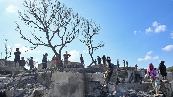 Warga mengais puing sisa barang-barang mereka yang terbakar di Desa Adat Sade, Rembitan, Kecamatan Pujut, Praya, Lombok Tengah, NTB, Minggu (23/8/2026). Kebakaran yang terjadi sekitar pukul 20.00 Wita Minggu (22/8) menghanguskan 120 bangunan di Desa Adat Sade yang sebagian besar menggunakan material kayu, bambu, bedek serta beratap ilalang dan tidak ada korban jiwa dalam peristiwa tersebut. ANTARA FOTO/Ahmad Subaidi/wsj.