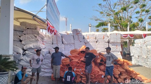 Penampakan bantuan logistik untuk korban gempa bumi di Posko AJU-I milik BNPB di Labuan Bajo, Manggarai Barat, NTT, Minggu (23/8/2026). (Foto: Ambrosius Ardin/detikBali)