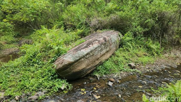 Penampakan batu di Mamasa yang dianggap menjadi cikal bakal penamaan Kecamatan Messawa. Penampakan batu di Mamasa yang dianggap menjadi cikal bakal penamaan Kecamatan Messawa.