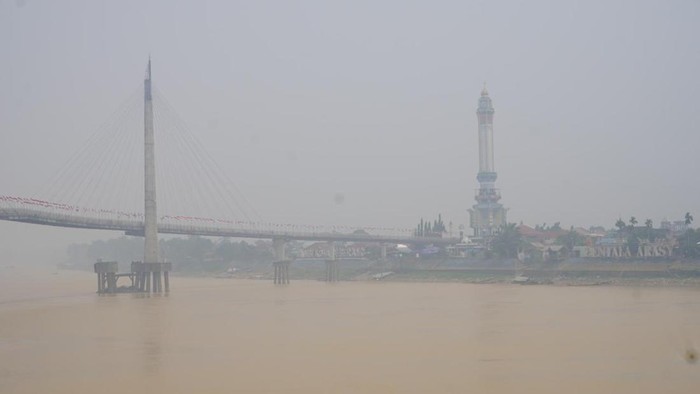 Penampakan kabut asap menyelimuti kawasan Jembatan Gentala Arasy, Kota Jambi