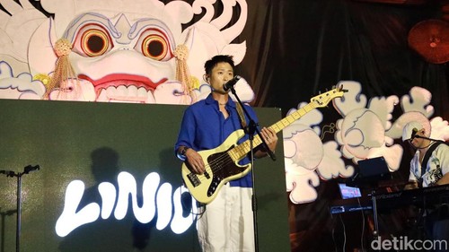 Penampilan Adam Aldyrus dalam ajang Taiwan-Indonesia music exchange and business matching di Ubud, Gianyar, Sabtu (22/8/2026). (Aryo Mahendro/detikBali).