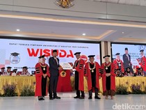Wisuda Untag Surabaya Diwarnai Aksi Peduli Gempa NTT, Donasi Rp 97 Juta