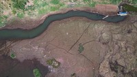 Area tepian Situ Cileunca yang mengalami penyusutan tampak mengering hingga membentuk hamparan lahan yang kemudian digunakan untuk aktivitas pertanian.  ANTARA FOTO/RAISAN AL FARISI