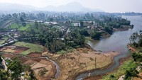 Musim kemarau panjang menyebabkan debit air Situ Cileunca di Pangalengan, Kabupaten Bandung, Jawa Barat, terus menyusut.  ANTARA FOTO/RAISAN AL FARISI