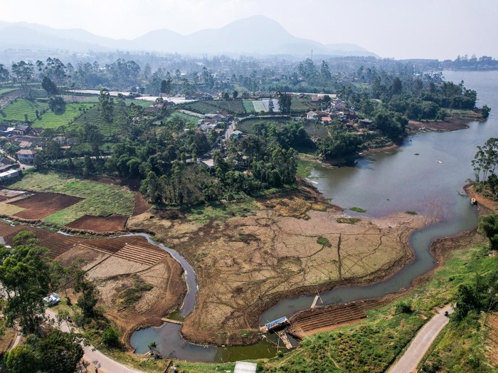 Suasana tepian Situ Cileunca yang mengering dan berubah menjadi lahan pertanian di Pangalengan, Kabupaten Bandung, Jawa Barat, Minggu (23/8/2026). Situ Cileunca yang menjadi salah satu pemasok air baku bagi wilayah Bandung Raya tersebut mengalami penyusutan debit sekitar 40 meter dari tepi situ akibat musim kemarau panjang sehingga mengganggu pasokan air bersih bagi ribuan warga. ANTARA FOTO/Raisan Al Farisi/kye