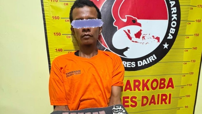 Pria di Dairi berinisial AS saat diamankan petugas kepolisian karena kasus sabu