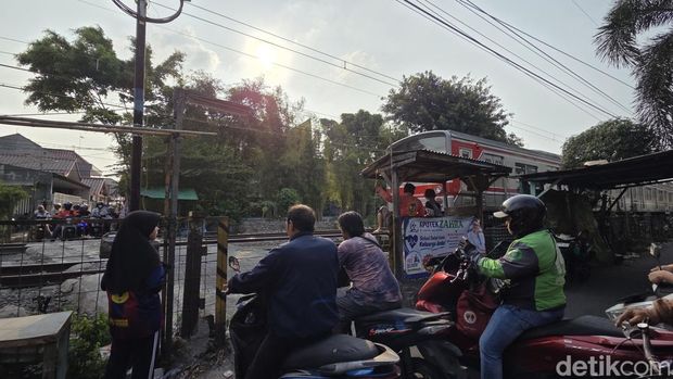Perlintasan liar lokasi seorang warga tertemper kereta rel listrik (KRL) di Tebet, Jakarta Selatan