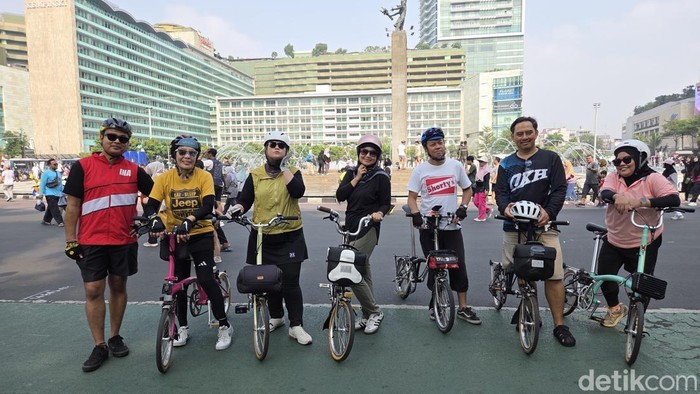 Pesepeda di jalur sepeda, kawasan Bundaran HI, Jakarta Pusat. (Taufiq/detikcom)