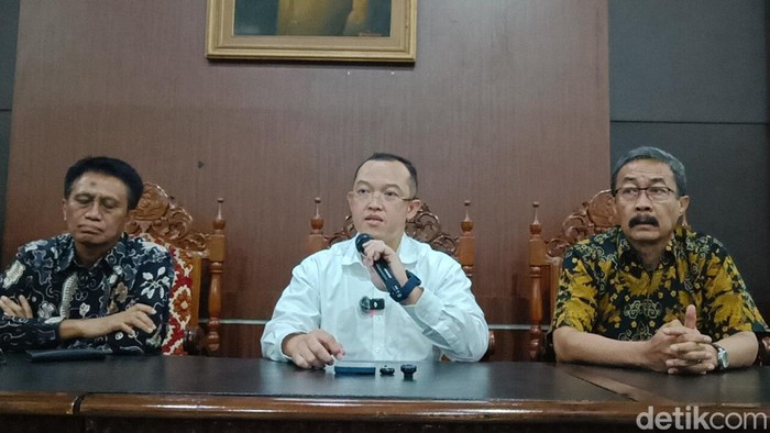 Plt Sekjen Kemendiktisaintek, Prof Badri Munir Sukoco saat memberikan keterangan di Gedung Rektorat Unsoed, Minggu (23/8/2026).